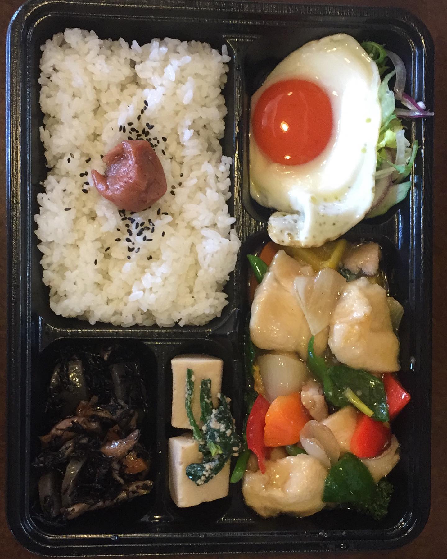 〜アスリート弁当〜 850円
特別生産の玉子を使用しています。玉子の黄身をとり肉炒めにのせてもGOODです!とりむね肉120g、ビタミン類の多い緑黄色野菜の塩炒め、高野豆腐の煮付、ほうれん草の胡麻和え、ひじきの煮物。